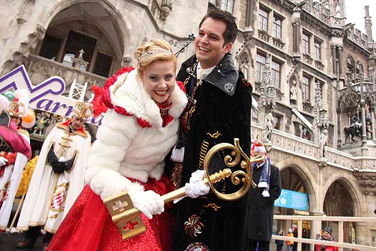 Stadtrat Alexander Reissl über den Stadtschlüssel an Narrhalla Prinzenpaar 2012 Niklas I. und Julia I. (Foto. Ingrid Grossmann)